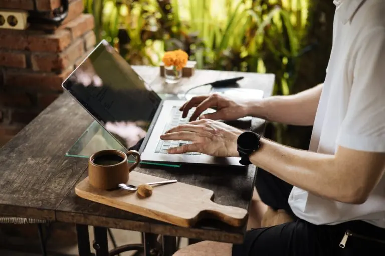 Shlomo Kubitshuk is a digital nomad who has transformed remote work into an art form. Originally from the United States, Shlomo now spends his time exploring different countries while managing his career online.