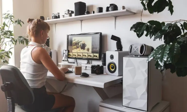 Imagine starting your workday without the nagging back pain, wrist tension, or eye strain. Sound like a fantasy? It doesn’t have to be.