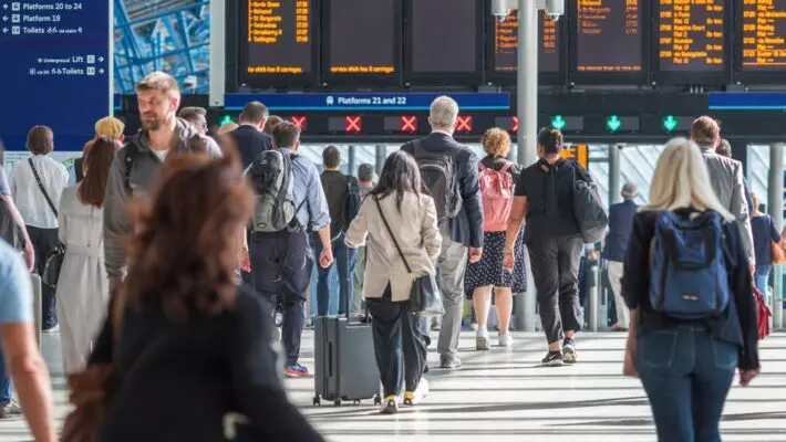The number of UK employers voluntarily paying the higher Living Wage has risen by 19% over the past year, despite signs of a cooling labour market and pressure from statutory wage increases.