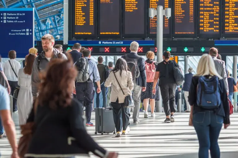 The number of UK employers voluntarily paying the higher Living Wage has risen by 19% over the past year, despite signs of a cooling labour market and pressure from statutory wage increases.