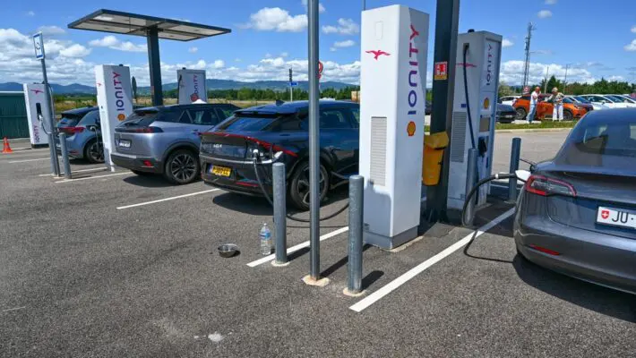Labour ministers have quietly scrapped a flagship £950 million electric vehicle (EV) charging fund first announced by the Conservatives, redirecting a smaller sum of £400 million toward on-street charge points, primarily in lower-income and underserved areas.