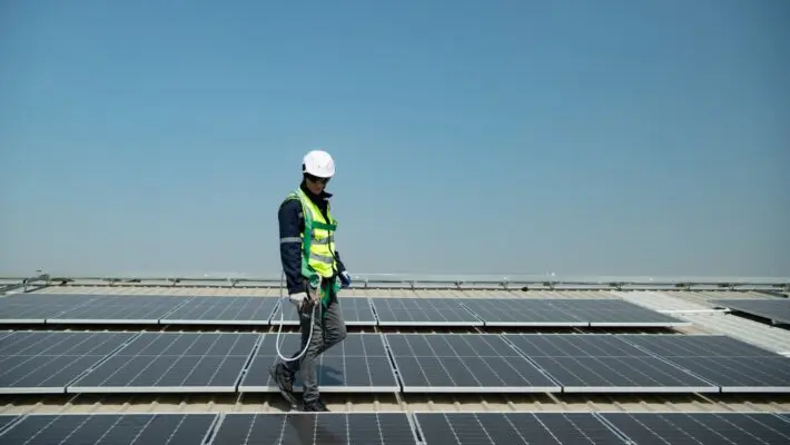 As businesses in the UK look for ways to reduce operating costs and contribute to sustainability efforts, commercial solar panels have become an increasingly popular solution.