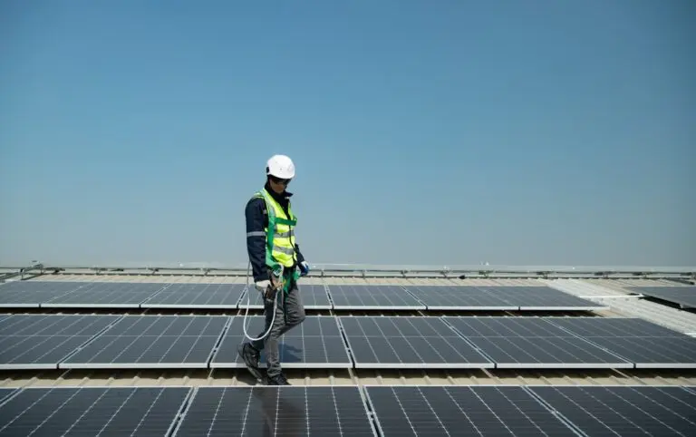As businesses in the UK look for ways to reduce operating costs and contribute to sustainability efforts, commercial solar panels have become an increasingly popular solution.