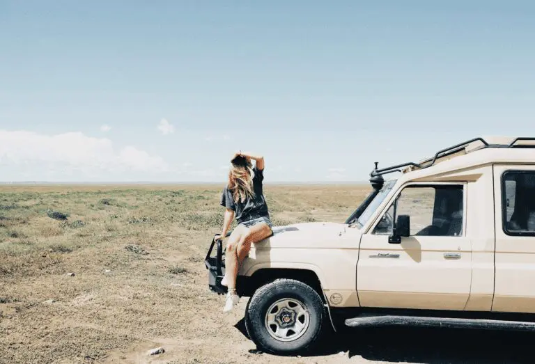Planning a safari is exciting—spotting wild animals, exploring rugged landscapes, and experiencing the raw beauty of nature. But what often surprises first-timers is how much clothing can impact comfort, safety, and even your ability to enjoy the trip.