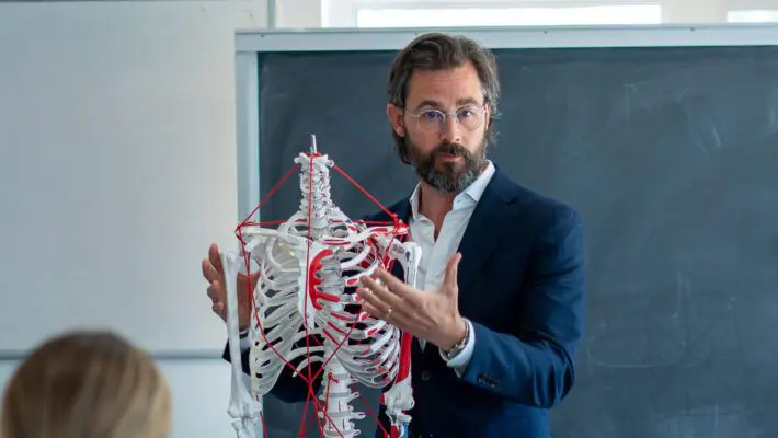 The Canadian Academy of Osteopathy (CAO) is a leader in osteopathic education in Canada. It was founded in 2003 by Robert Johnston in Hamilton, Ontario. Johnston wanted to bring back the true principles of classical osteopathy. He believed that real osteopathy was about more than just techniques. It was about teaching students how to think critically and solve problems.
