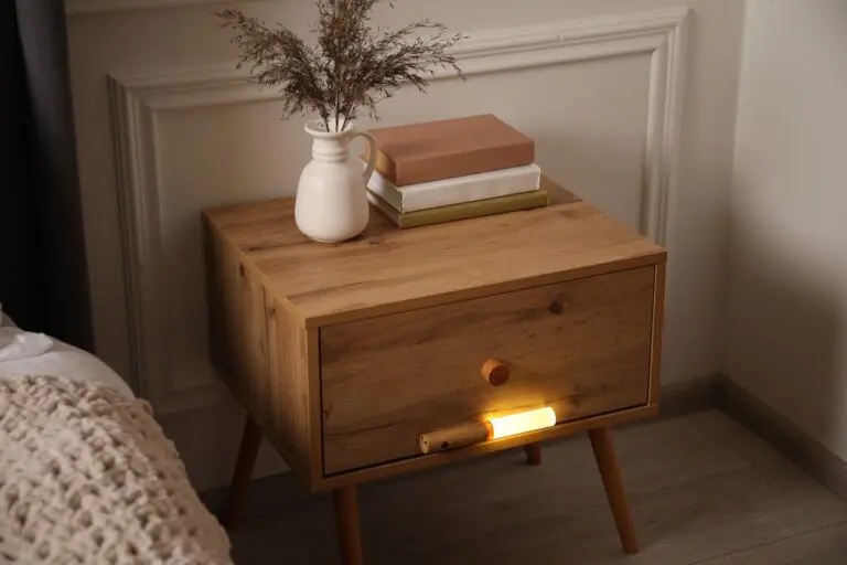We make simple, beautiful furniture. Our focus is on quality. Every piece is handcrafted from solid oak. We design for your bedroom and living room.
