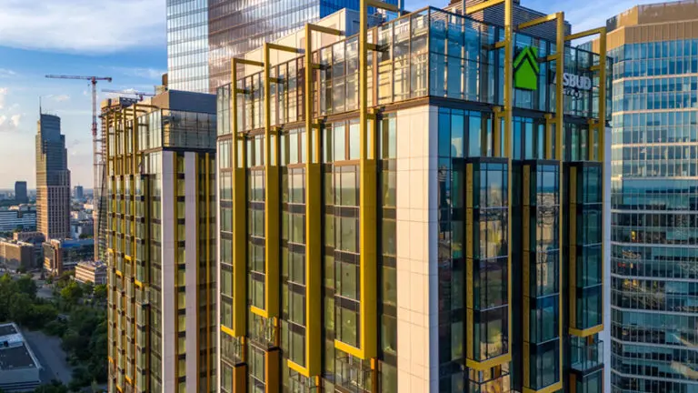 In commercial construction, aluminium doors are quickly becoming the B2B material of choice for projects in which durability, aesthetics and long-term return on investment are key.