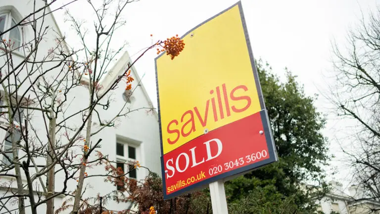Savills has agreed a deal worth close to $1 billion to acquire US property investment bank Eastdil Secured, marking a significant strategic move aimed at strengthening the British real estate group’s presence in the lucrative American market.