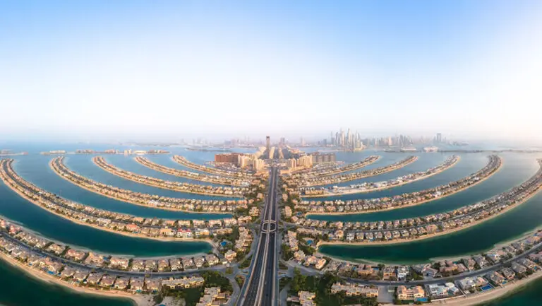 Palm Jumeirah’s villa neighbourhoods have a distinctive design language: calm, resort-like interiors that open generously to water views, with privacy handled in subtle, architectural ways.