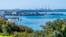 A new green hydrogen production facility is set to be built in Milford Haven, Wales, marking a significant development for the UK’s emerging low-carbon hydrogen sector.