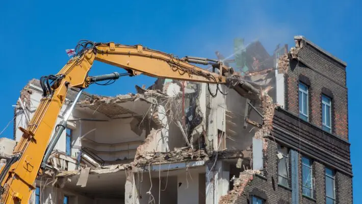 Planning a high-reach demolition project requires meticulous attention to detail, specialized equipment, and strict adherence to safety protocols.