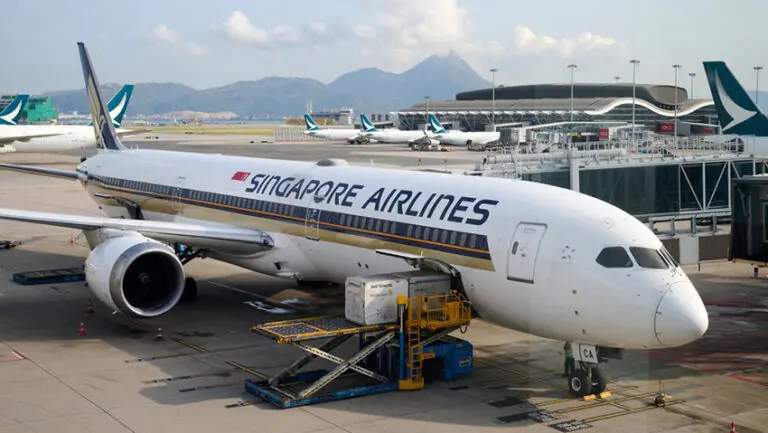 Long before seatback screens, playlists and onboard internet connection became standard, Singapore Airlines experimented with something close to a lounge show in the sky.