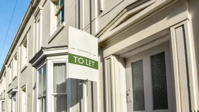Finding tenants online has become the default approach for most UK landlords, private landlords, and room listers. Whether you are advertising a whole flat, a spare room, an HMO room, a studio, or a flexible short-term rental, the right platform can make a significant difference to the quality and speed of enquiries you receive.
