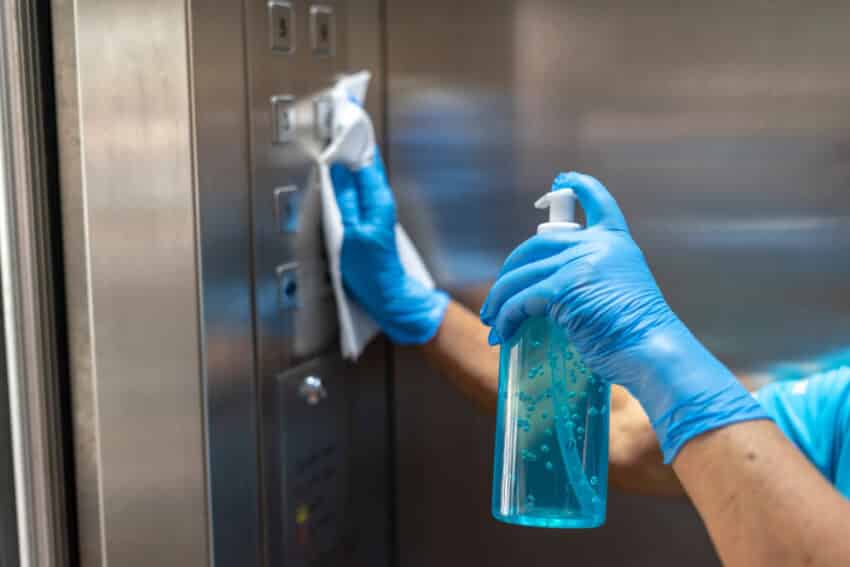 Cleaning lift