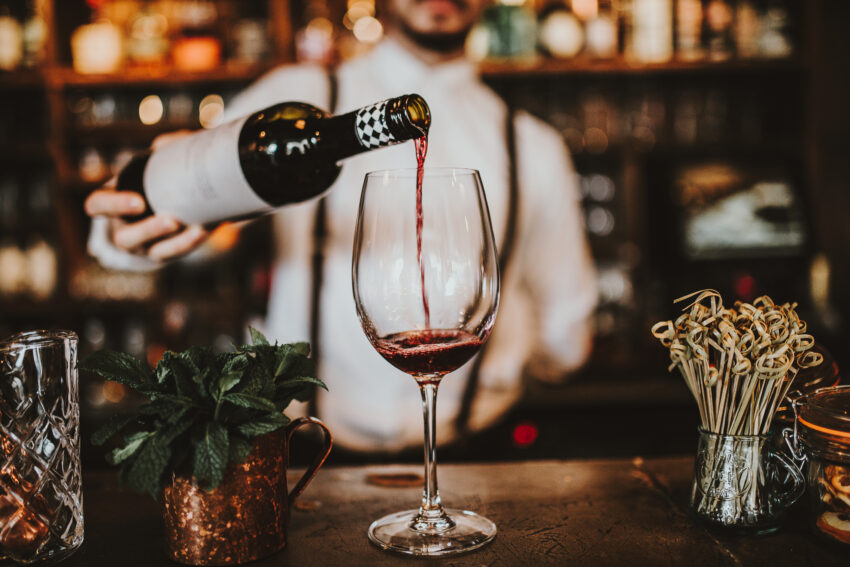 Close,Up,Shot,Of,A,Bartender,Pouring,Red,Wine,Into
