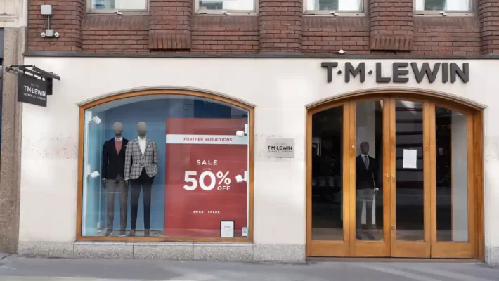 The shirtmaker TM Lewin could return to the high street after being rescued from administration by its main lender, understood to be Petra Group.