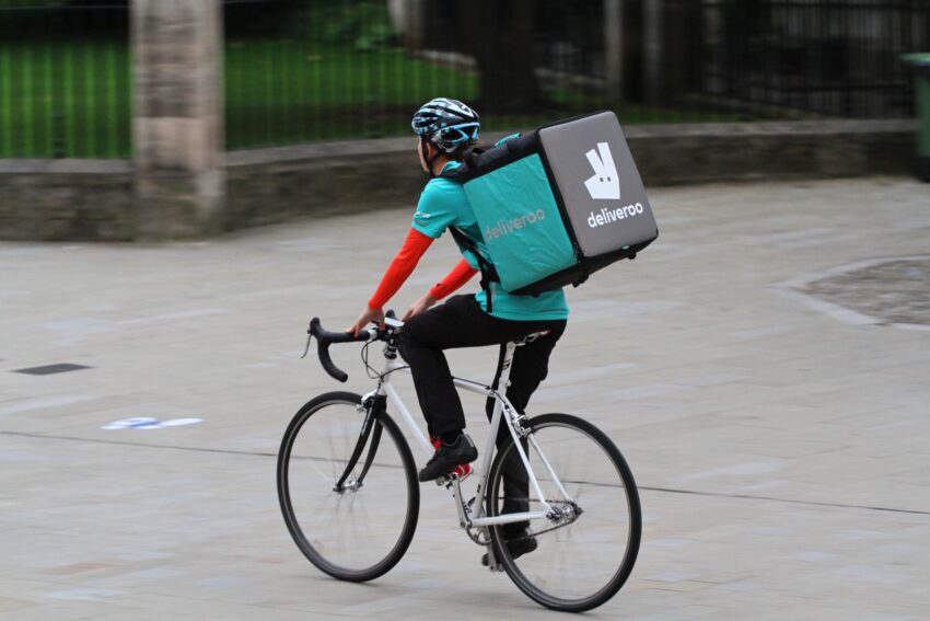 https://bmmagazine---co---uk.lsproxy.app/news/deliveroo-orders-continue-to-rise-but-diners-spend-less-on-food-deliveries/