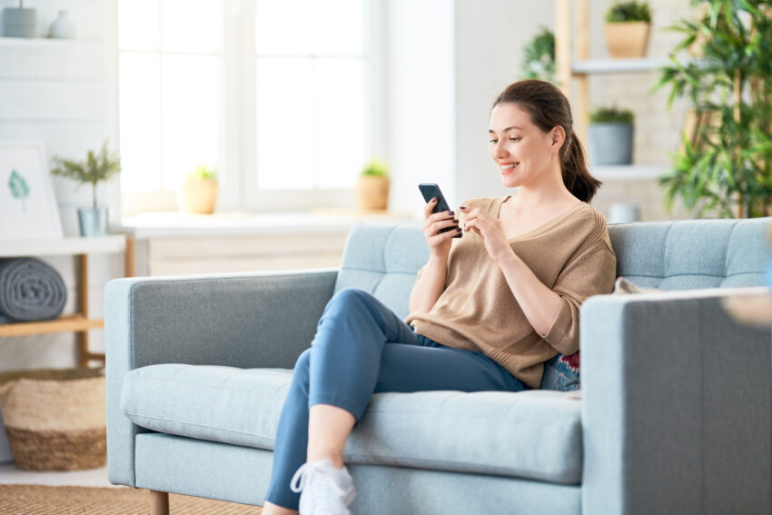 Happy,Casual,Beautiful,Woman,Is,Talking,On,A,Phone,Sitting