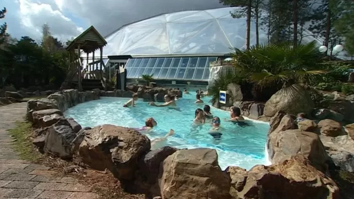 Center Parcs has backtracked over a decision to ask guests to leave its sites on the day of the Queen's funeral.