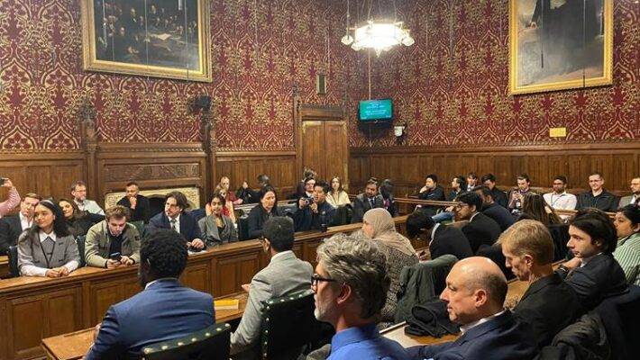 Leaders from the financial services industry have called on the government and regulators to introduce robust legislation to boost market confidence in the use of artificial intelligence (AI).
