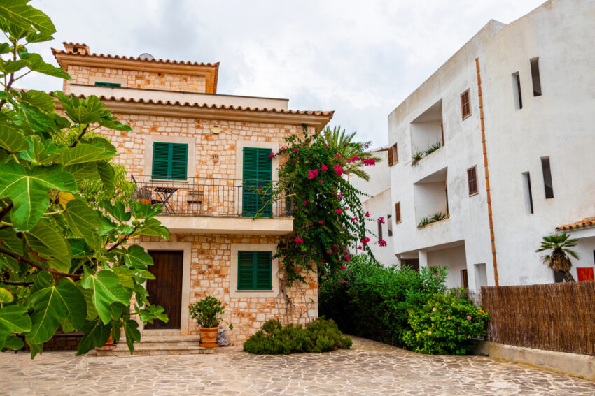 Buying a house in Spain as a foreigner is easy, whether as an individual or through a company. The process is straightforward and open to EU nationals and non-EU citizens.
