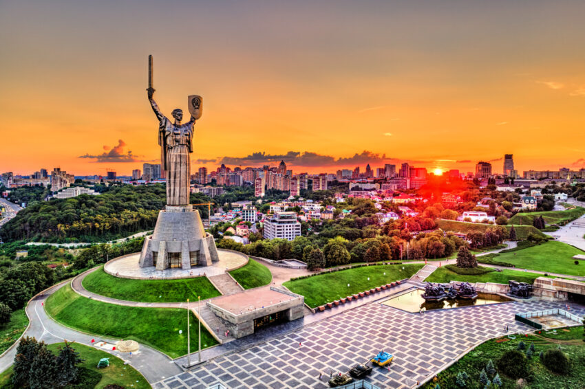 In recent weeks, the U.S. stance on Ukraine and global security has undergone a series of unexpected shifts.