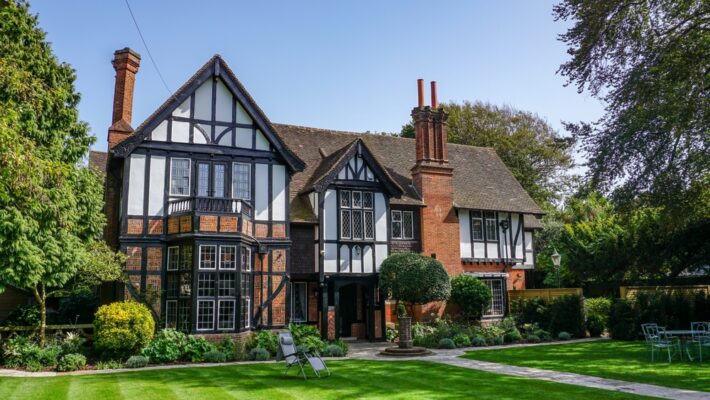 Wealthier homeowners hit as banks raise mortgage rates amid inflation fears