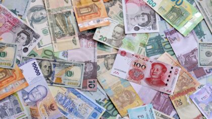 Yet, companies managing global cash flows through standard single-currency banking infrastructure routinely encounter severe friction: unexpected intermediary deductions, days-long settlement delays, and aggressive foreign exchange markups. 