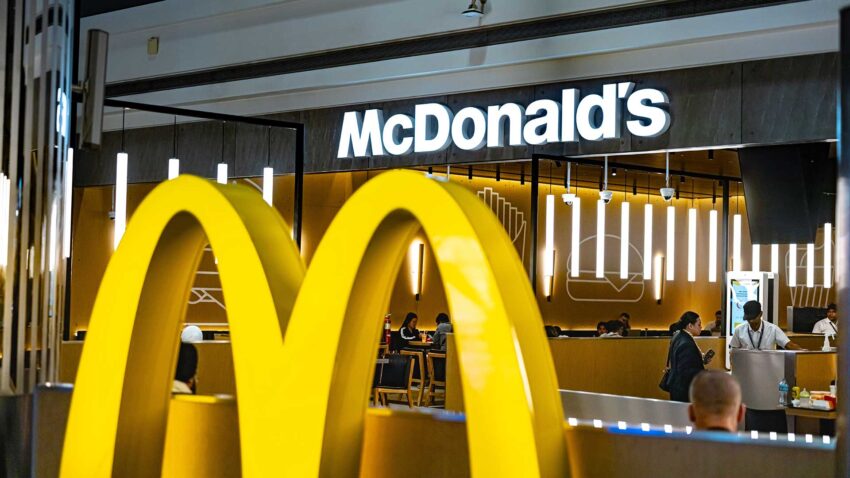 McDonald's has set a goal to lift its global chicken market share to about 20 per cent and pledged $8.5bn for franchisees, but investors sold the shares.