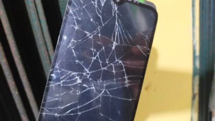 A damaged Android phone can quickly turn a small problem into a major one. Your screen may be broken, the display may stay black, or the phone may stop responding while your important photos, messages, and other data are still stored on it.