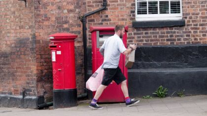 Royal Mail resignations are running at almost 400 postmen a week, the CWU claims, warning of Christmas delivery delays as the postal service hires temps.